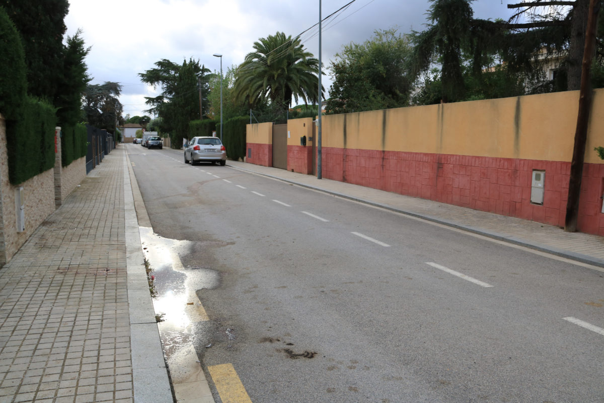 Taques i rastre de sang a l'exterior del domicili del carrer Garrotxa de Reus, on s'ha localitzat un cos sense vida i amb signes de violència Data de publicació: diumenge 15 d’octubre del 2023, 18:08 Localització: Reus Autor: Redacció