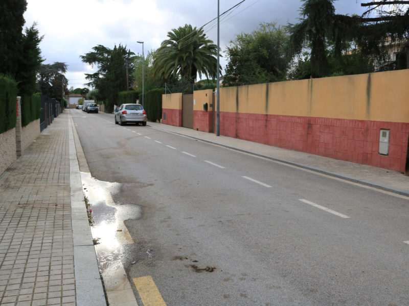 Taques i rastre de sang a l'exterior del domicili del carrer Garrotxa de Reus, on s'ha localitzat un cos sense vida i amb signes de violència Data de publicació: diumenge 15 d’octubre del 2023, 18:08 Localització: Reus Autor: Redacció