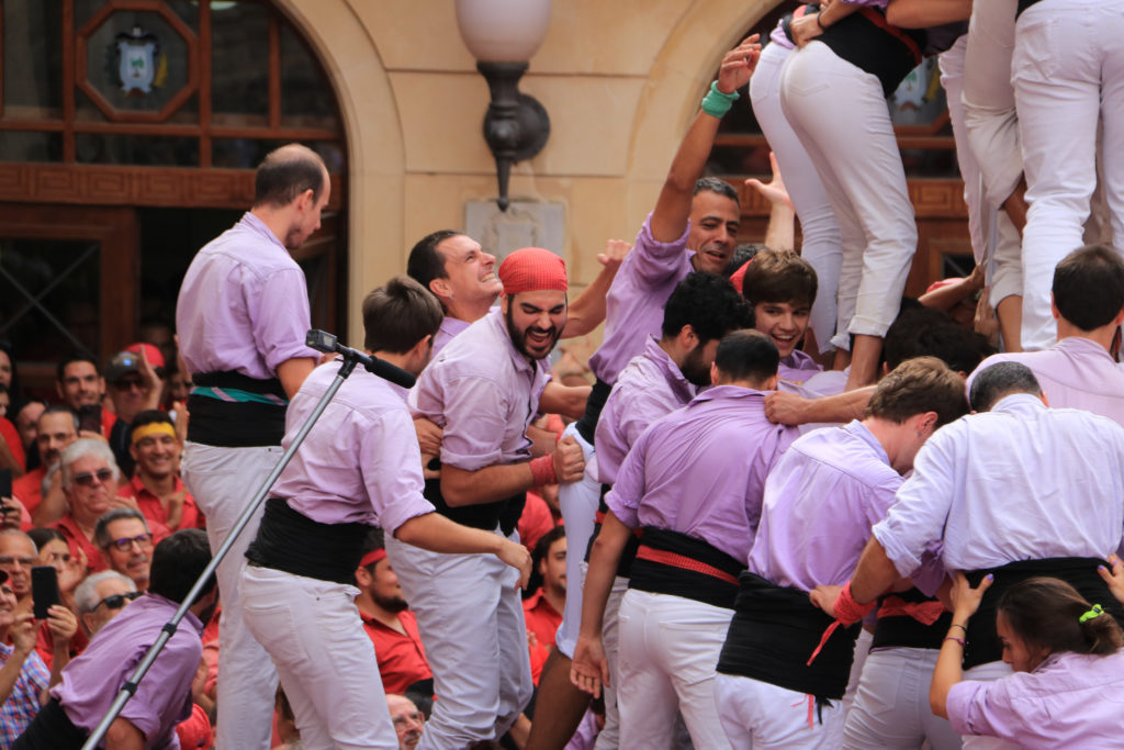 Castellers de la Colla Jove Xiquets de Tarragona celebren el 2 de 9 amb folre i manilles descarregat en segona ronda de la diada de Santa Teresa del Vendrell

Data de publicació: diumenge 15 d’octubre del 2023, 14:07

Localització: El Vendrell

Autor: Ariadna Escoda