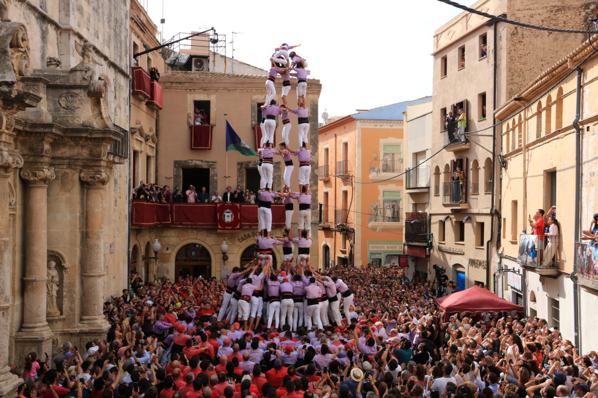 Aleta del 5 de 9 amb folre de la Colla Jove Xiquets de Tarragona descarregat en primera ronda de la diada de Santa Teresa del Vendrell Data de publicació: diumenge 15 d’octubre del 2023, 13:25 Localització: El Vendrell Autor: Ariadna Escoda