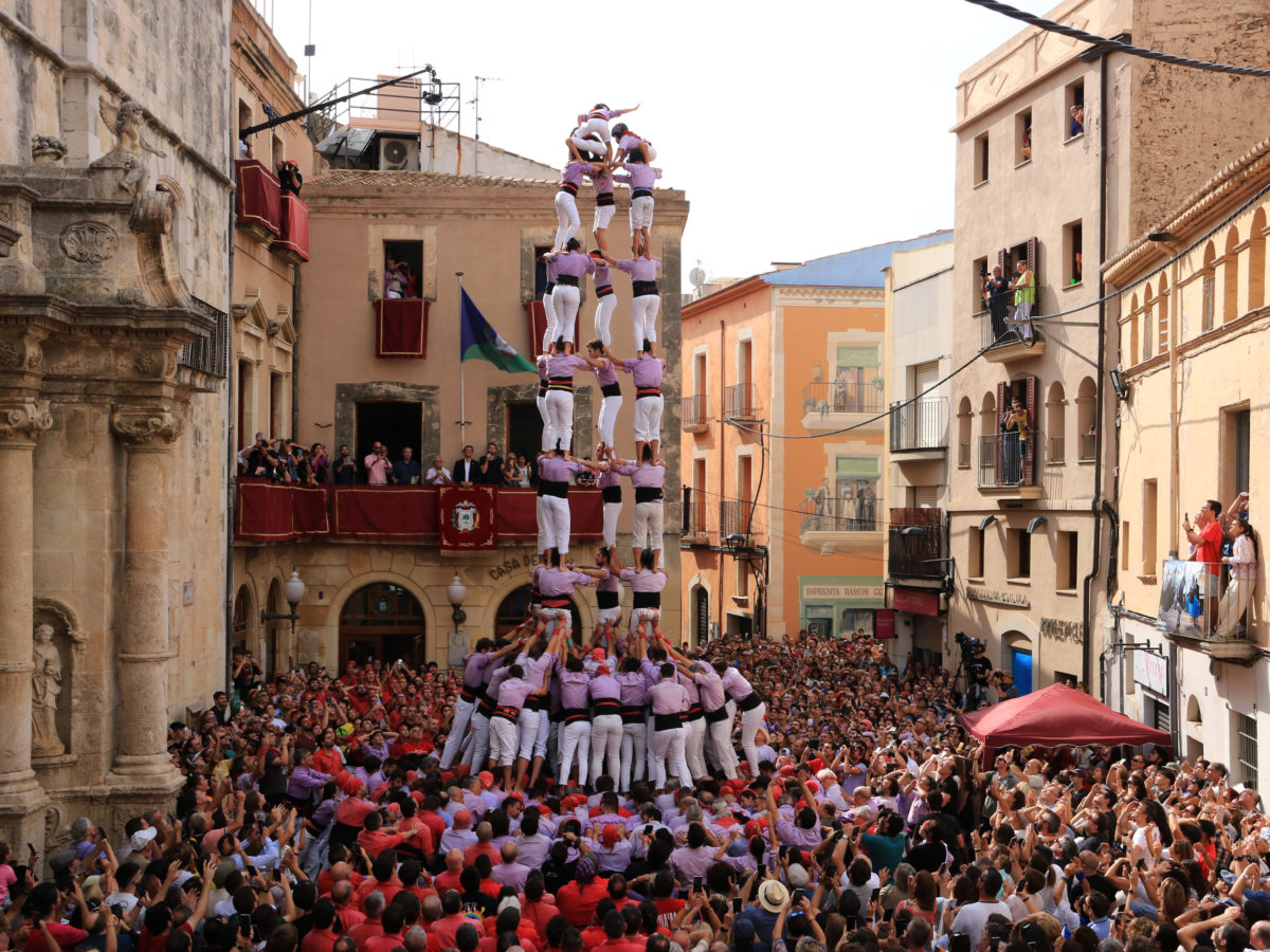 Aleta del 5 de 9 amb folre de la Colla Jove Xiquets de Tarragona descarregat en primera ronda de la diada de Santa Teresa del Vendrell Data de publicació: diumenge 15 d’octubre del 2023, 13:25 Localització: El Vendrell Autor: Ariadna Escoda