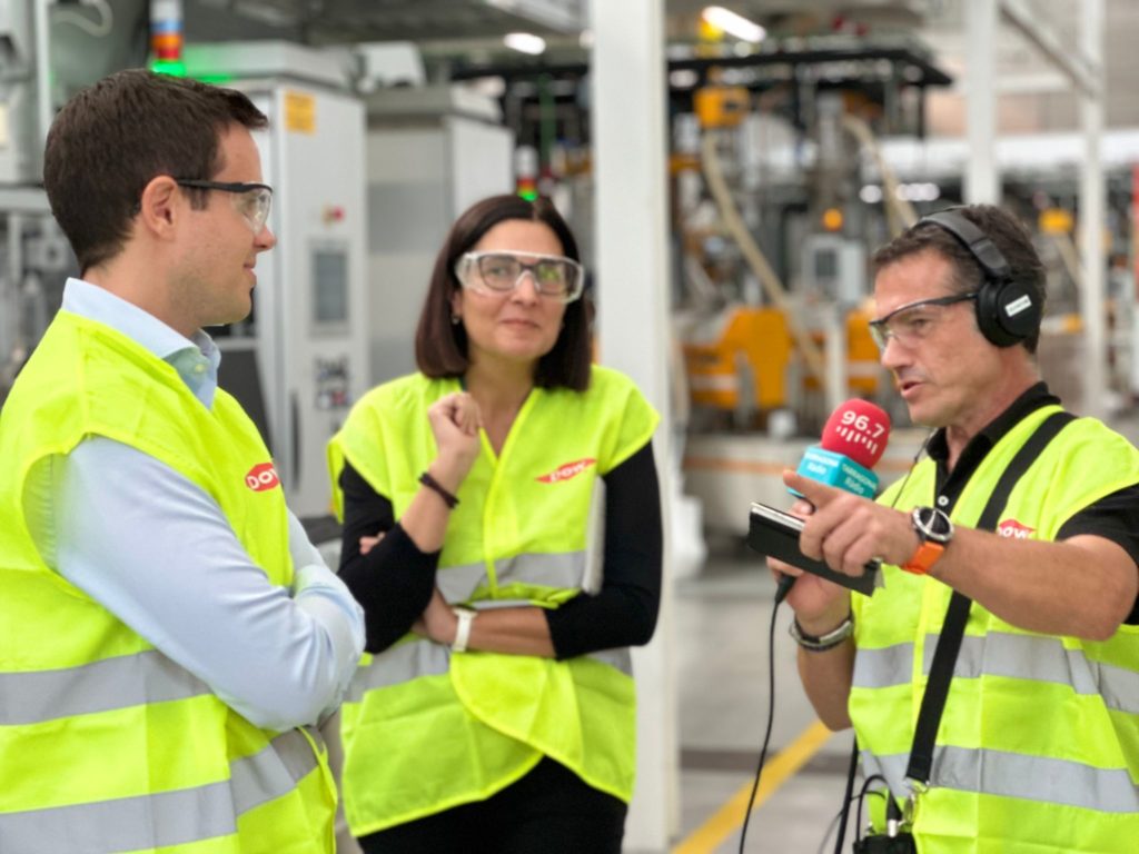 Eduardo Álvarez i la també enginyera química responsable d’innovació i productes circulars Packaging and Specialty Plastics de Dow Chemical, Àngels Doménech, conversant amb Josep Suñé.  