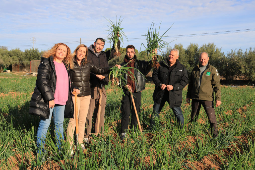 Els integrants de Figa Flawas, acompanyats per autoritats i membres de l'IGP, alcen un manat de calçots després de convertir-se en Amics de l'Autèntica Calçotada 2023-2024

Data de publicació: dissabte 25 de novembre del 2023, 11:41

Localització: Valls

Autor: Ariadna Escoda