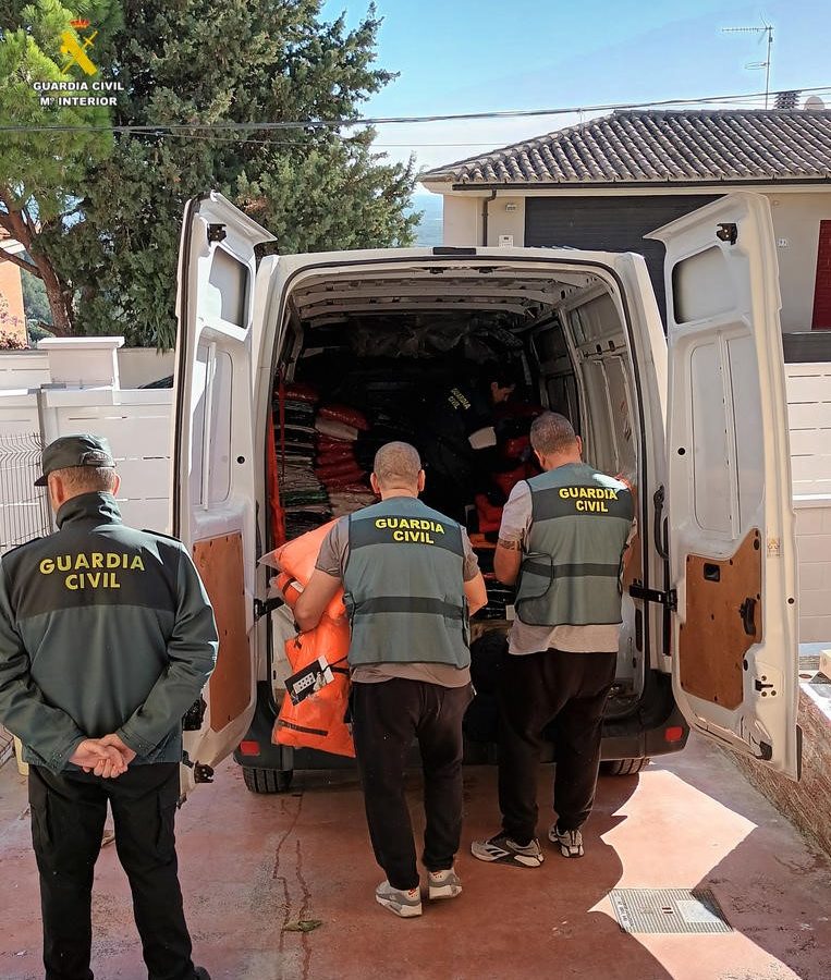 Agents de la Guàrdia Civil carregant productes falsificats trobats en l'escorcoll d'un xalet de Riudecanyes Data de publicació: dijous 09 de novembre del 2023, 14:03 Localització: Riudecanyes Autor: Cedida a l'ACN per la Guàrdia Civil