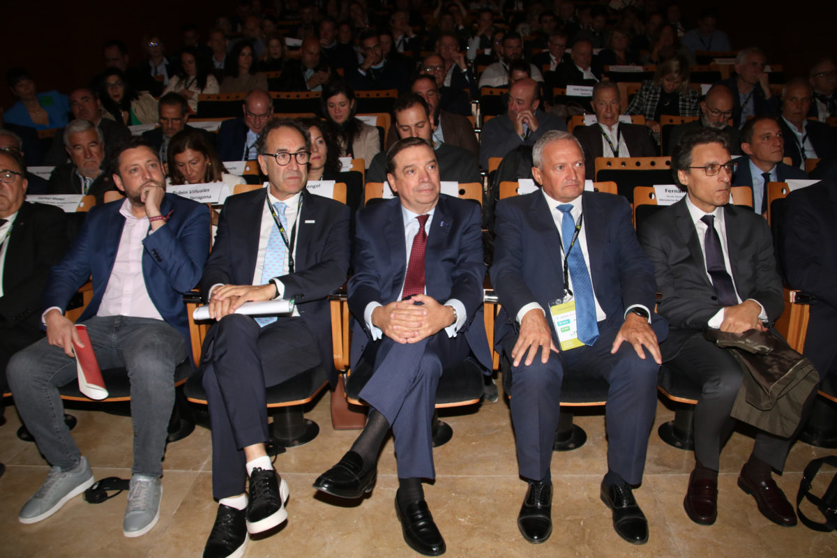 El ministre d'Agricultura, Pesca i Alimentació en funcions, Luis Planas, acompanyar del president de Cooperatives Agroalimentàries d'Espanya, Ángel Villafranca i del president de la Cogeca, Ramón Armengol, en la inauguració del Fòrum empresarial Data de publicació: dijous 09 de novembre del 2023, 16:10 Localització: Tarragona Autor: Mar Rovira