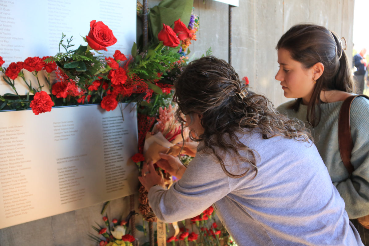 La Marta i Sandra Gascón, mare i filla, col·loquen un clavell al Memorial de les Camposines en honor al seu avi i rebesavi respectivament Data de publicació: diumenge 19 de novembre del 2023, 14:23 Localització: La Fatarella Autor: Ariadna Escoda