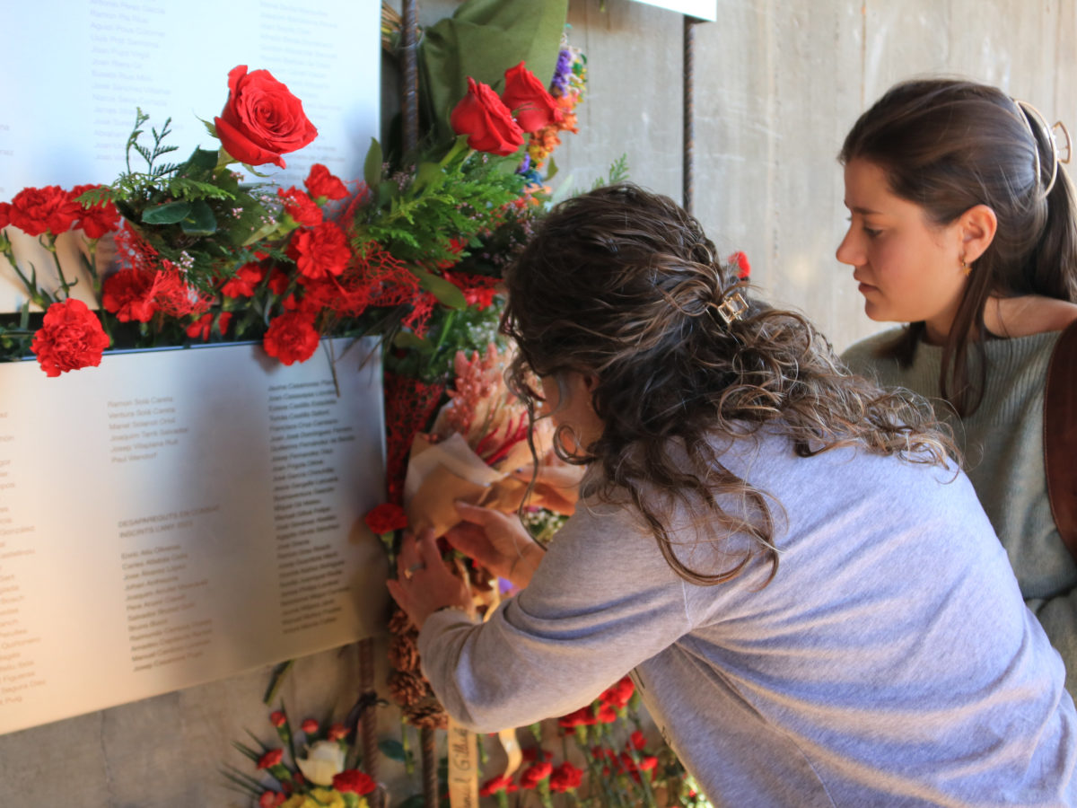 La Marta i Sandra Gascón, mare i filla, col·loquen un clavell al Memorial de les Camposines en honor al seu avi i rebesavi respectivament Data de publicació: diumenge 19 de novembre del 2023, 14:23 Localització: La Fatarella Autor: Ariadna Escoda