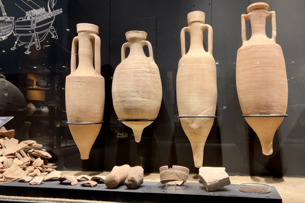 Àmfores per a l'exportació de vi en època romana exposades al Museu de Badalona. La més allargassada conté la inscripció del productor de vi Marcus Porcius

Data de publicació: dissabte 11 de novembre del 2023, 07:00

Localització: Badalona

Autor: Jordi Pujolar