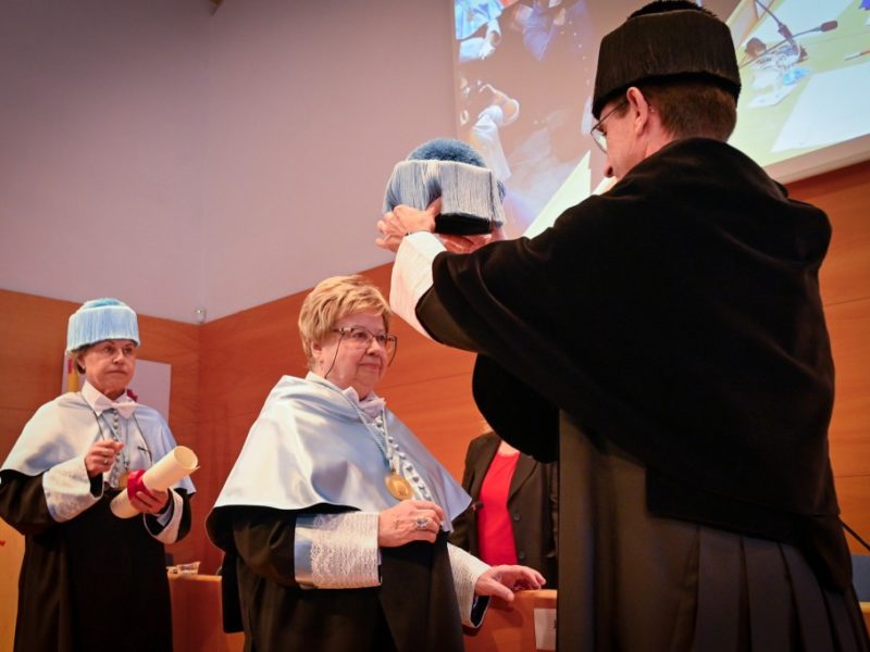 El rector de la Universitat, Josep Pallarès, li ha lliurat el títol que acredita la més alta distinció de la Universitat, l'Honoris Causa, a Olga Xirinacs. Foto: URV