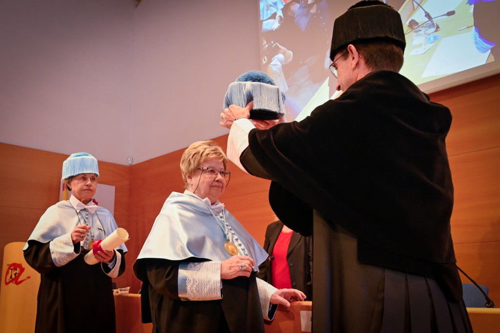 El rector de la Universitat, Josep Pallarès, li ha lliurat el títol que acredita la més alta distinció de la Universitat, l'Honoris Causa, a Olga Xirinacs. Foto: URV