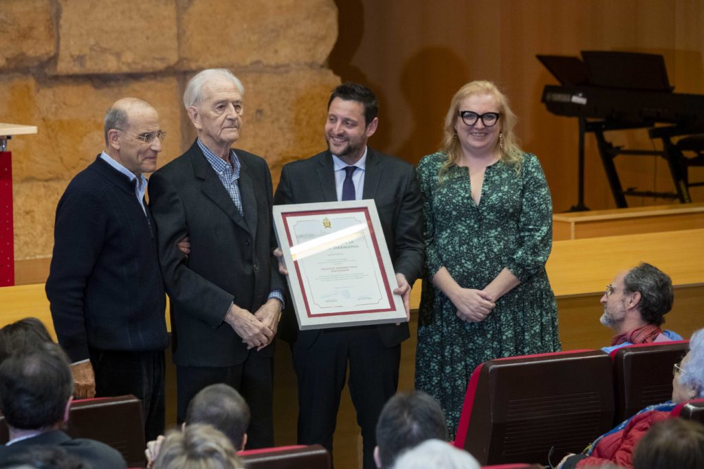 Es lliuren les distincions de títol de fill adoptiu a Francesc Xammar i de filla predilecta a Marta Mathéu. imatges: Tjerk van der Meulen