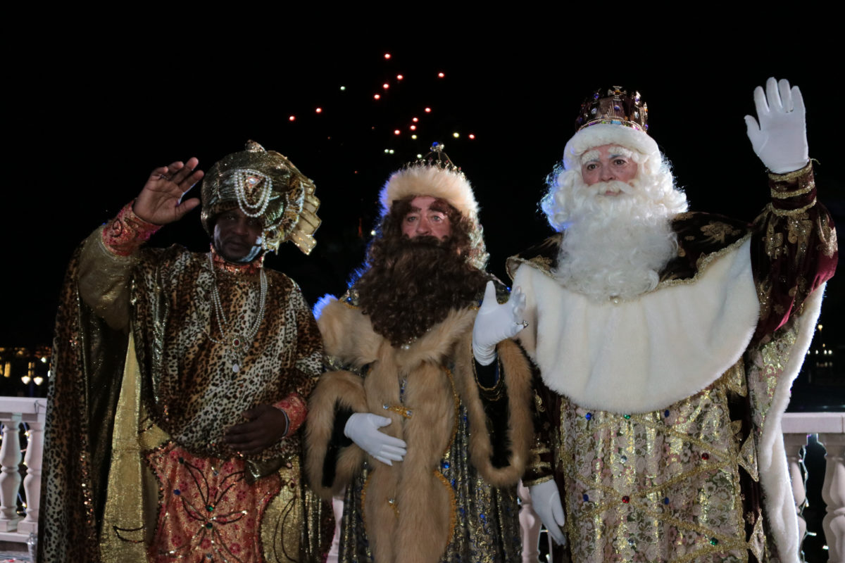 Els Reis Melcior, Gaspar i Baltasar saluden en la seva arribada a Tarragona, on han estat rebuts amb un castell de focs Data de publicació: divendres 05 de gener del 2024, 19:40 Localització: Tarragona Autor: Ariadna Escoda