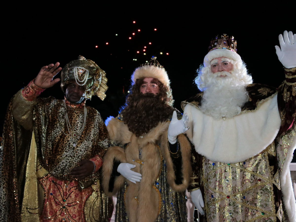 Els Reis Melcior, Gaspar i Baltasar saluden en la seva arribada a Tarragona, on han estat rebuts amb un castell de focs Data de publicació: divendres 05 de gener del 2024, 19:40 Localització: Tarragona Autor: Ariadna Escoda