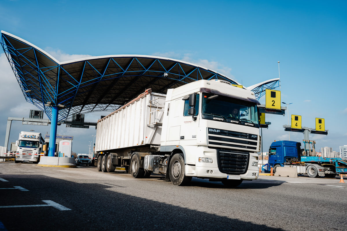 Camions entren al port de Tarragona