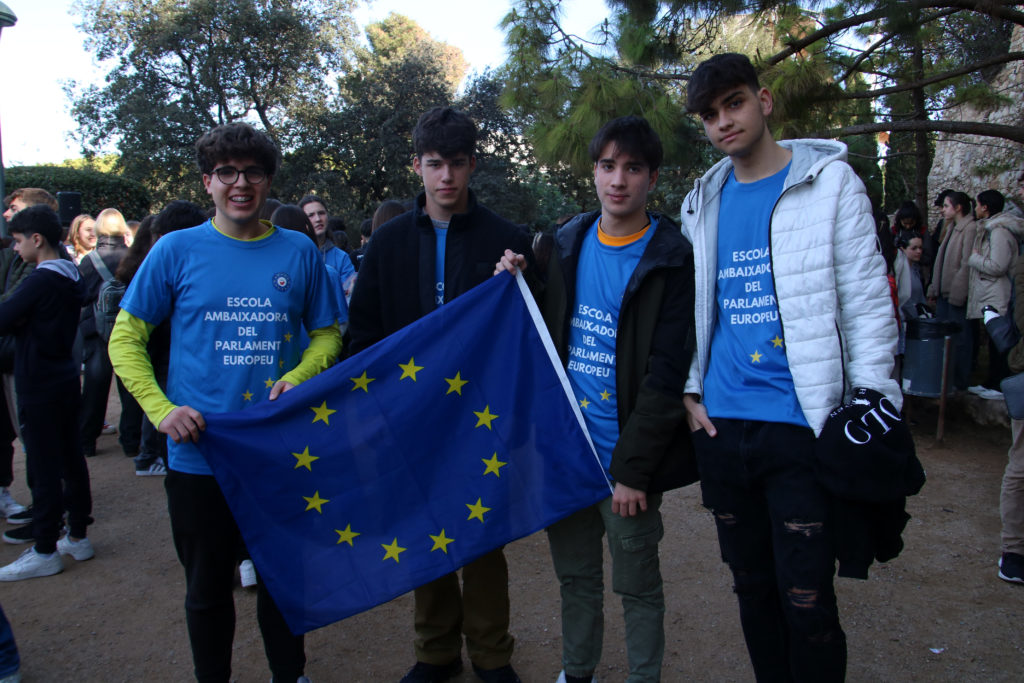 Alumnes de les Escoles Ambaixadores del Parlament Europeu a la demarcació de Tarragona amb una bandera europea en l'homenatge fet a les víctimes de l'holocaust a Tarragona

Data de publicació: divendres 26 de gener del 2024, 13:32

Localització: Tarragona

Autor: Mar Rovira