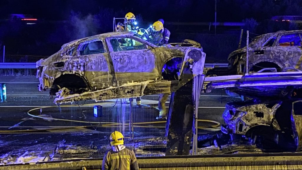 Incendi d'un camió carregat de vehicles a l'A7, a la Mora