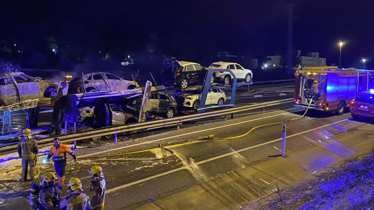 Incendi d'un camió carregat de vehicles a l'A7, a la Mora