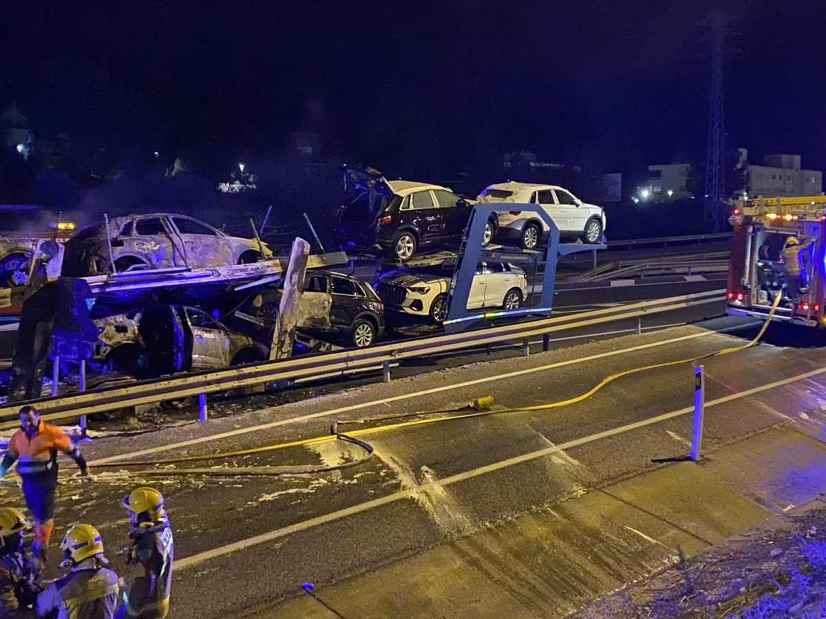 Incendi d'un camió carregat de vehicles a l'A7, a la Mora