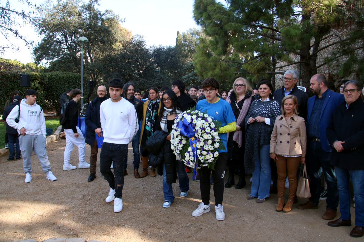 Alumnes de les Escoles Ambaixadores del Parlament Europeu a la demarcació de Tarragona fent l'ofrena floral en l'homenatge fet a les víctimes de l'holocaust a Tarragona Data de publicació: divendres 26 de gener del 2024, 13:32 Localització: Tarragona Autor: Mar Rovira