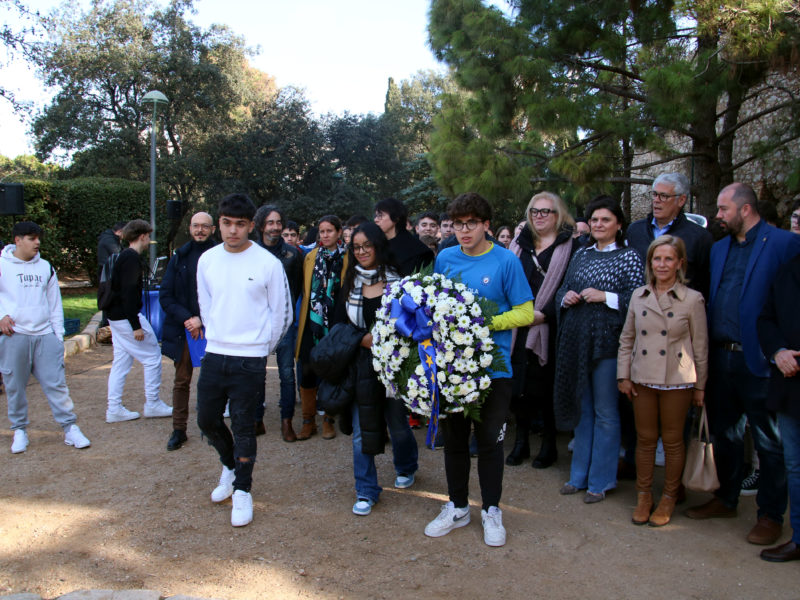 Alumnes de les Escoles Ambaixadores del Parlament Europeu a la demarcació de Tarragona fent l'ofrena floral en l'homenatge fet a les víctimes de l'holocaust a Tarragona Data de publicació: divendres 26 de gener del 2024, 13:32 Localització: Tarragona Autor: Mar Rovira