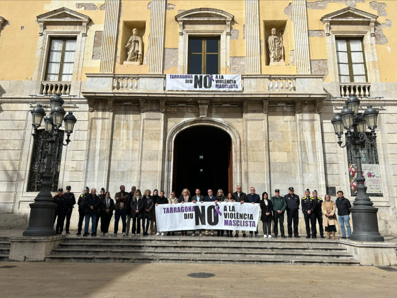 L'alcalde presideix el minut de silenci per les víctimes de València i per un feminicidi a Olot