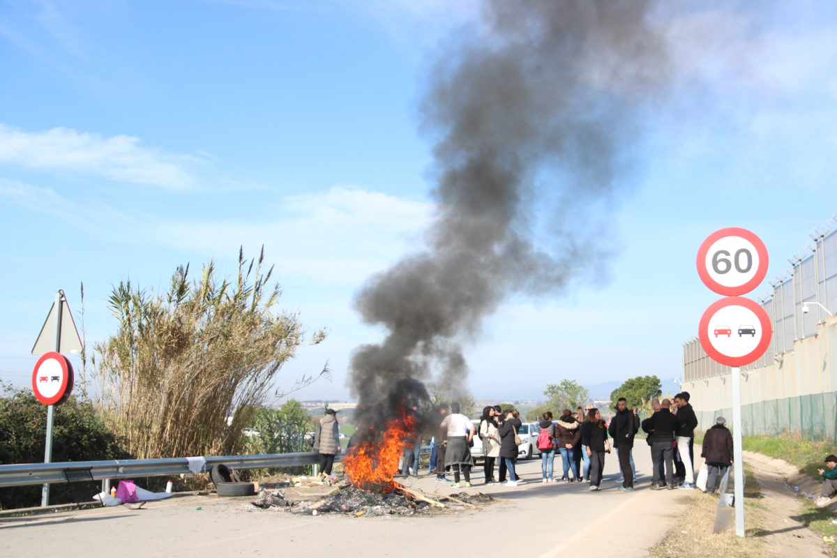 Foguera que bloqueja l'entrada a Quatre Camins i Joves. Data de publicació: dissabte 16 de març del 2024, 10:09 Localització: La Roca del Vallès Autor: María Belmez