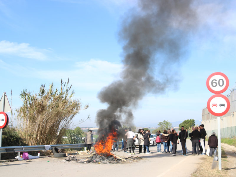 Foguera que bloqueja l'entrada a Quatre Camins i Joves. Data de publicació: dissabte 16 de març del 2024, 10:09 Localització: La Roca del Vallès Autor: María Belmez