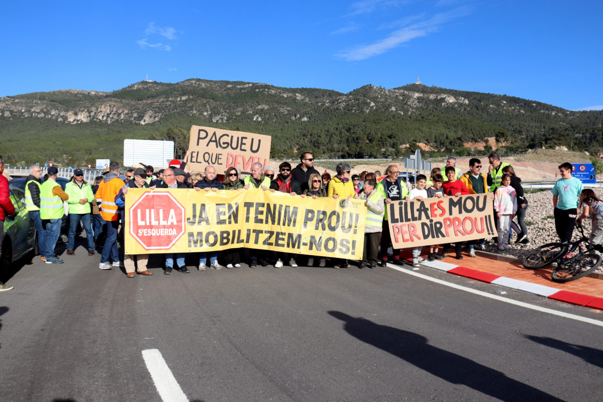 Els veïns de Lilla concentrats a la rotonda d'accès a l'A-27 a Montblanc Data de publicació: dijous 28 de març del 2024, 19:34 Localització: Montblanc Autor: Neus Bertola