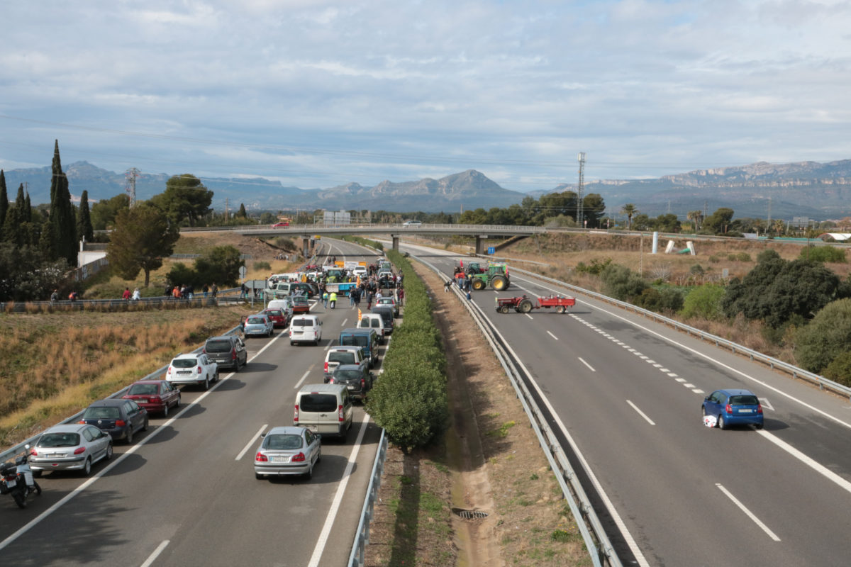 Els pagesos tallen l'AP-7 a Cambrils en els dos sentits per protestar contra projectes com el Hard Rock o Lotte Data de publicació: diumenge 10 de març del 2024, 11:31 Localització: Cambrils Autor: Ariadna Escoda