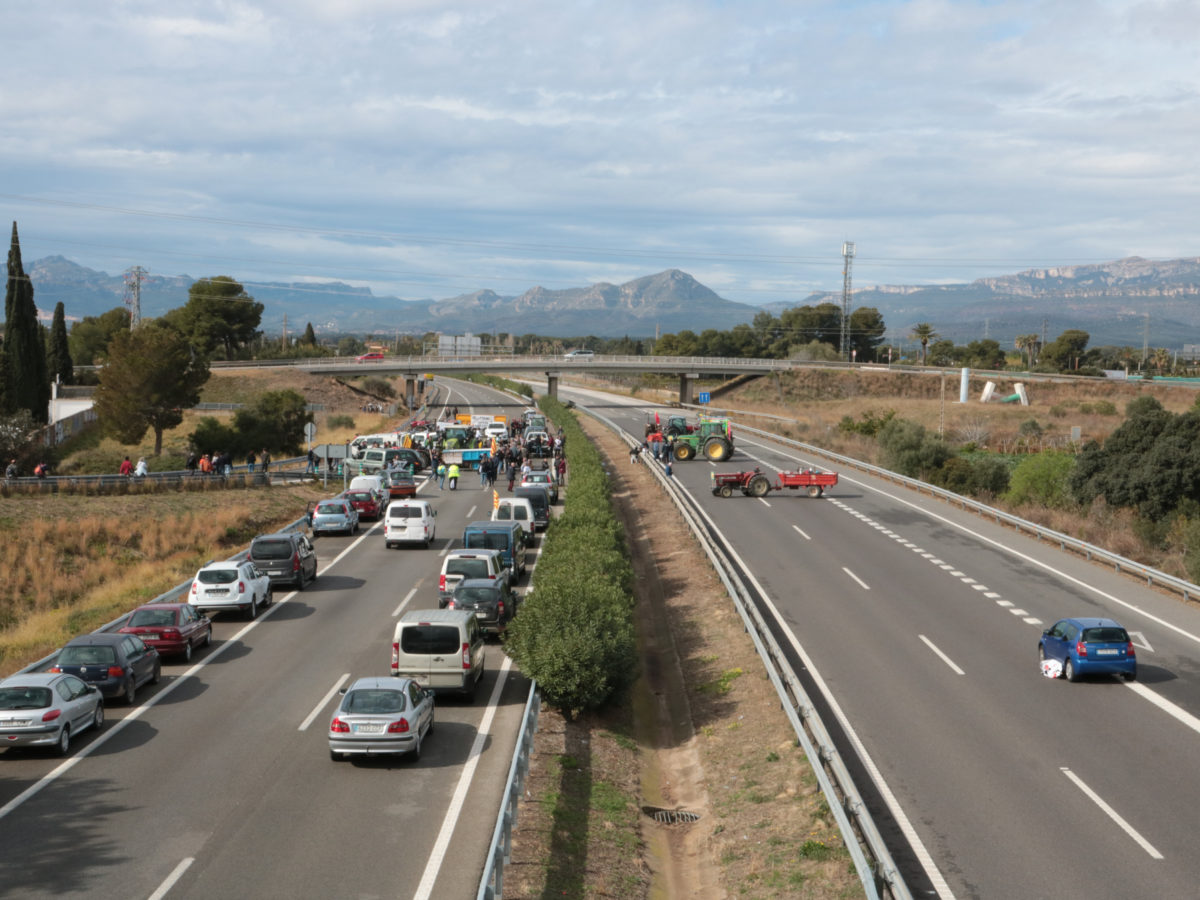 Els pagesos tallen l'AP-7 a Cambrils en els dos sentits per protestar contra projectes com el Hard Rock o Lotte Data de publicació: diumenge 10 de març del 2024, 11:31 Localització: Cambrils Autor: Ariadna Escoda