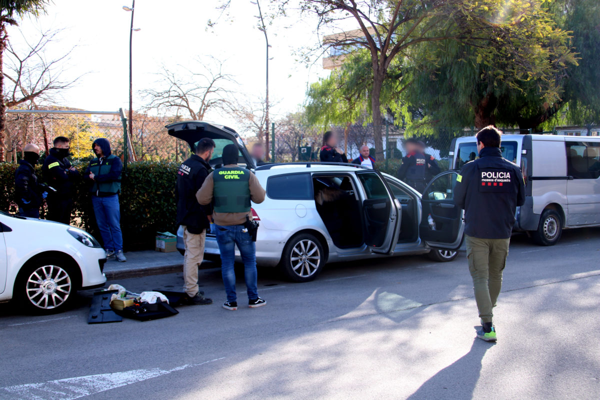 Agents dels Mossos d'Esquadra custodiant dos detinguts en l'escorcoll fet en l'operatiu policial contra un grup investigat per tràfic de drogues i falsificació de moneda al Morell Data de publicació: dimecres 13 de març del 2024, 10:32 Localització: Tarragona Autor: Redacció