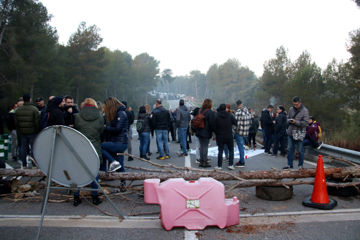 Treballadors de la presó de Mas d'Enric tallant l'accés al centre penitenciari per demanar la dimissió de la consellera de Justícia arran de l'assassinat d'una cuinera en mans d'un reclús Data de publicació: divendres 15 de març del 2024, 08:09 Localització: El Catllar Autor: Redacció