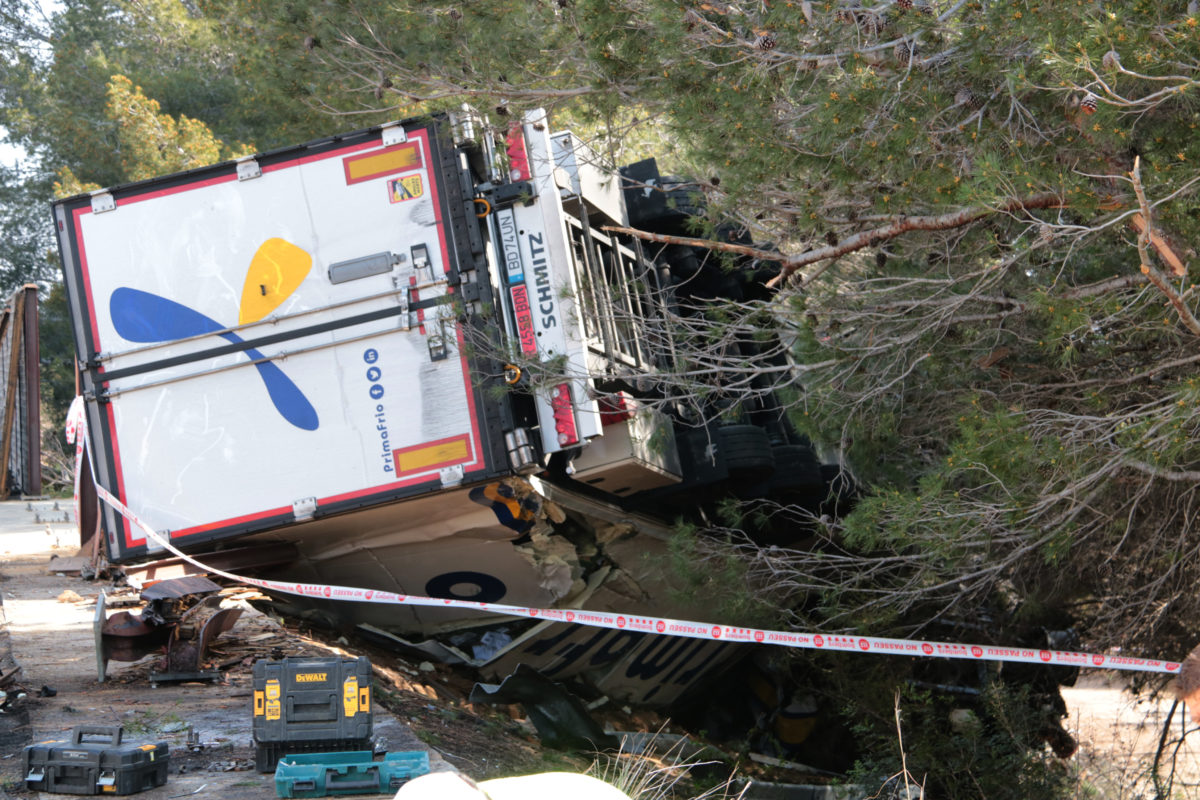 Diversos operaris treballen per retirar el camió accidentat aquesta nit a l'AP-7, al Vendrell Data de publicació: diumenge 17 de març del 2024, 11:37 Localització: El Vendrell Autor: Redacció