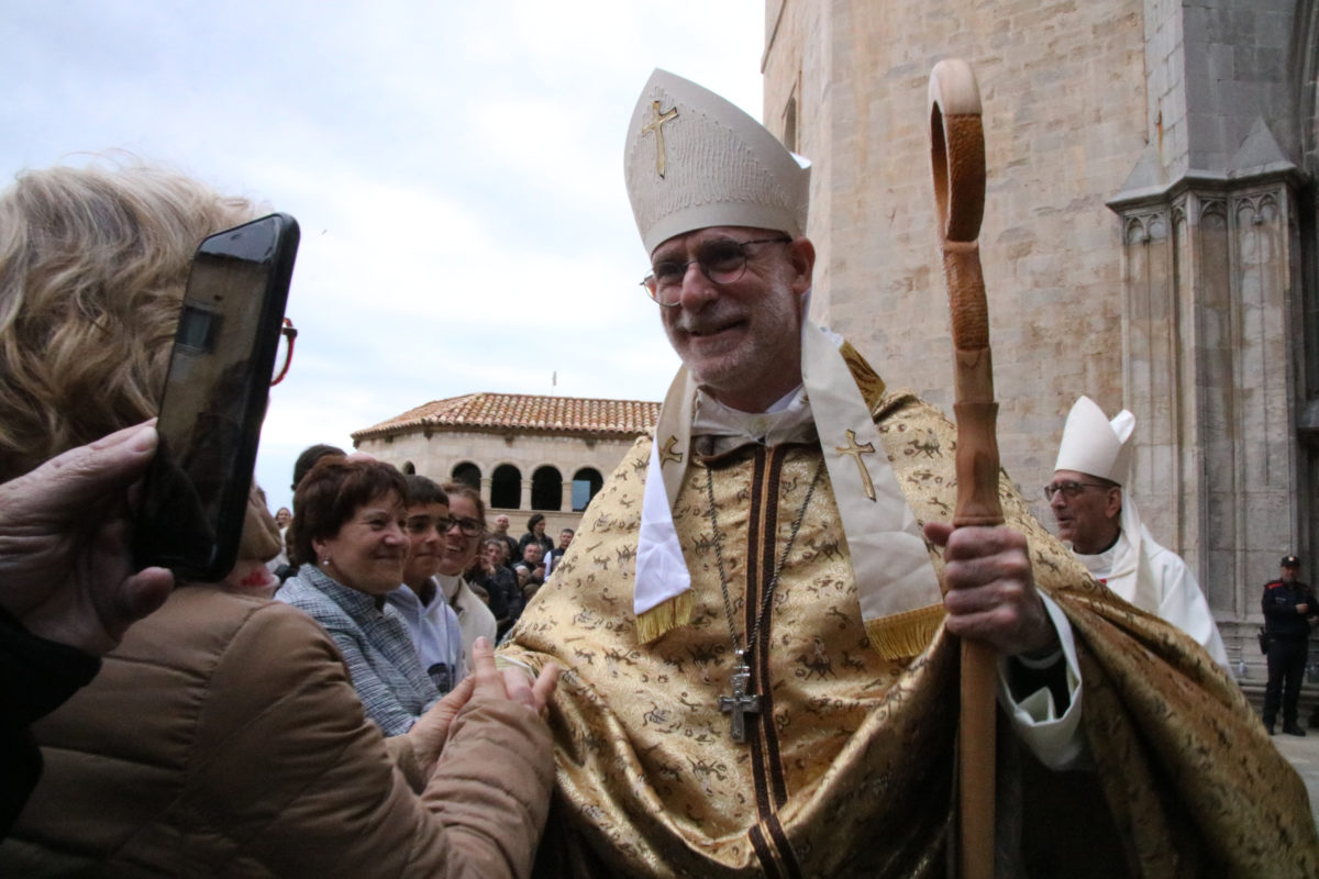 El nou bisbe de Girona, saludant els assistents a la seva cerimònia d'ordenació Data de publicació: diumenge 21 d’abril del 2024, 20:32 Localització: Girona Autor: Ariadna Reche