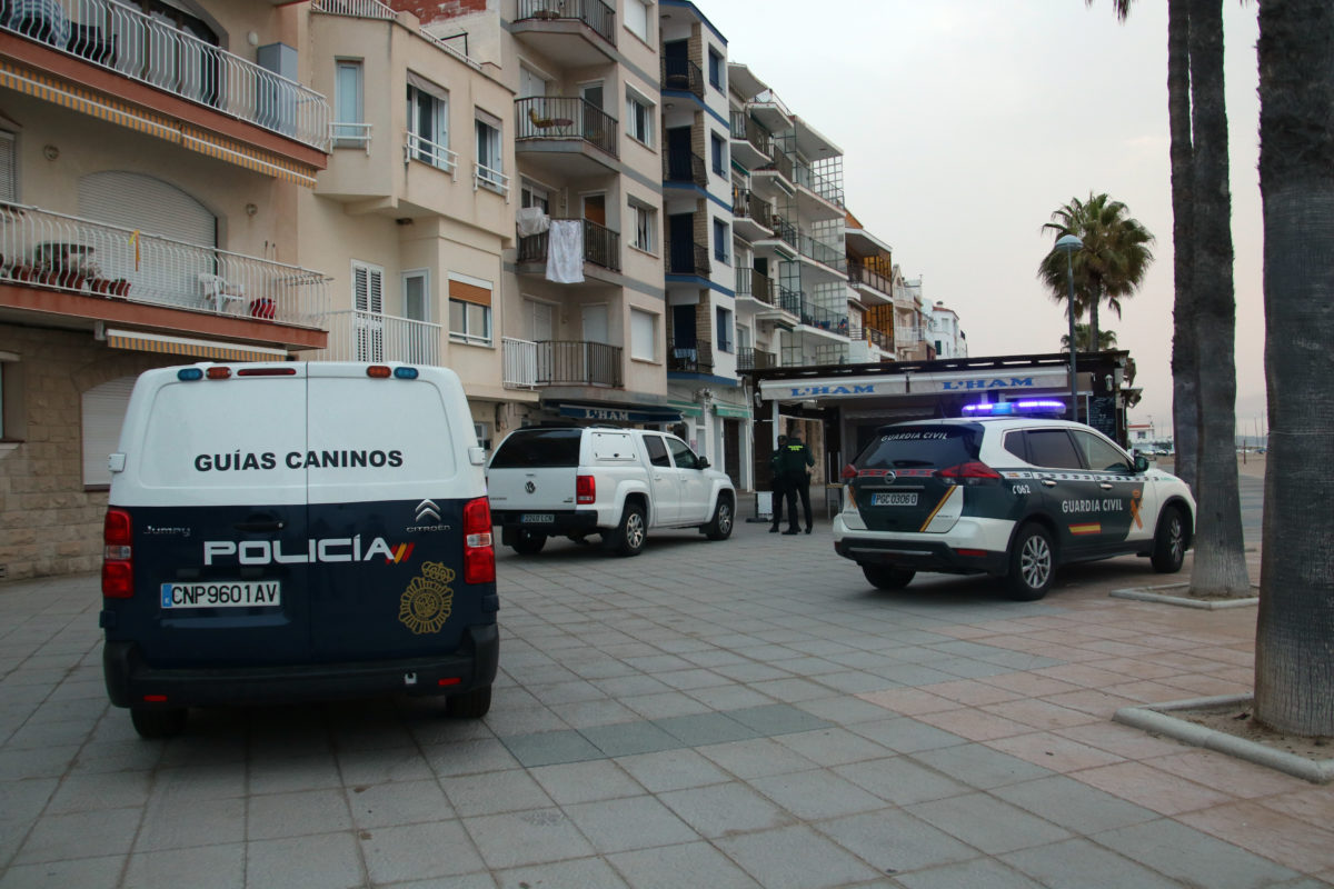 Vehicles de la Policia Nacional i de la Guàrdia Civil en un operatiu policial conjunt a Torredembarra Data de publicació: dilluns 08 d’abril del 2024, 08:02 Localització: Torredembarra Autor: Mar Rovira