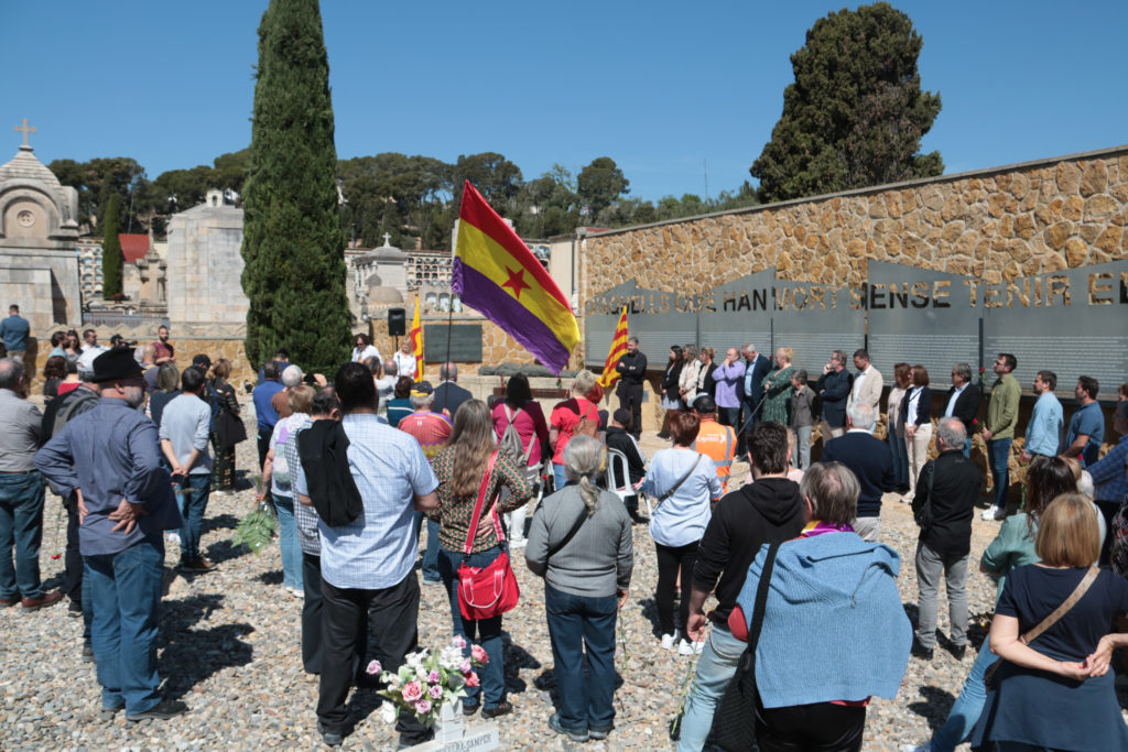 L'homenatge a les víctimes de la repressió franquista a Tarragona ha reunit prop de 200 persones al cementiri municipal

Data de publicació: diumenge 14 d’abril del 2024, 14:40

Localització: Tarragona

Autor: Ariadna Escoda