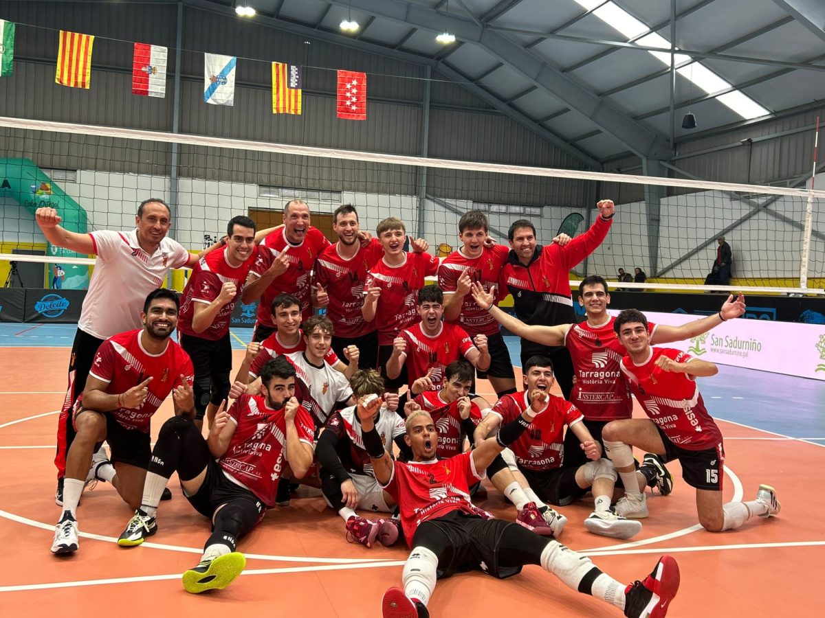 El Club Vòlei Sant Pere i Sant Pau celebrant l'ascens a Superlliga 1. 27 abril 2024