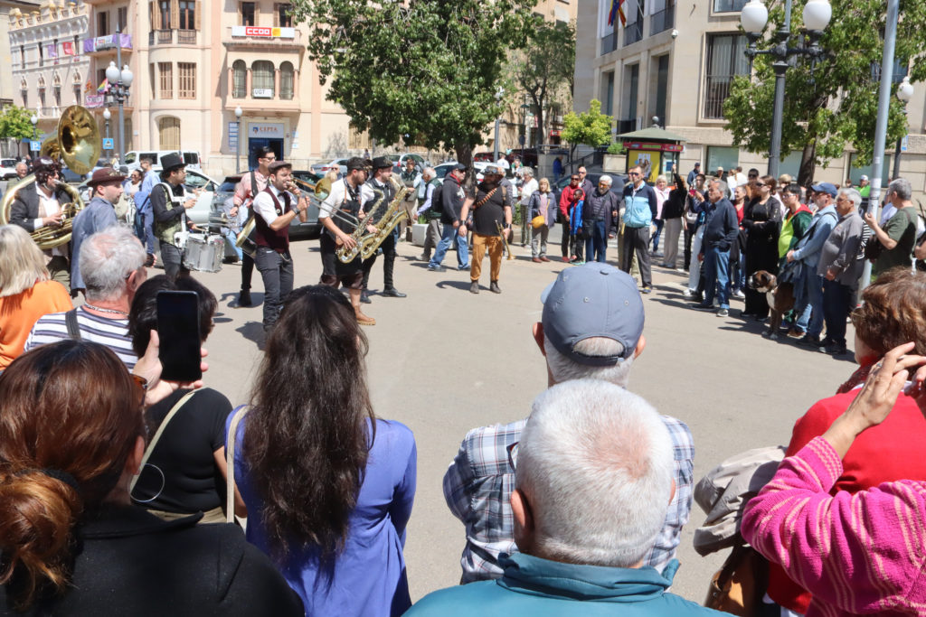 Espectadots i músics de la Steam Brass Band actuant en un dels espectacles de carrer de la 29a edició del Festival Dixieland de Tarragona

Data de publicació: divendres 26 d’abril del 2024, 13:35

Localització: Tarragona

Autor: EloI Tost