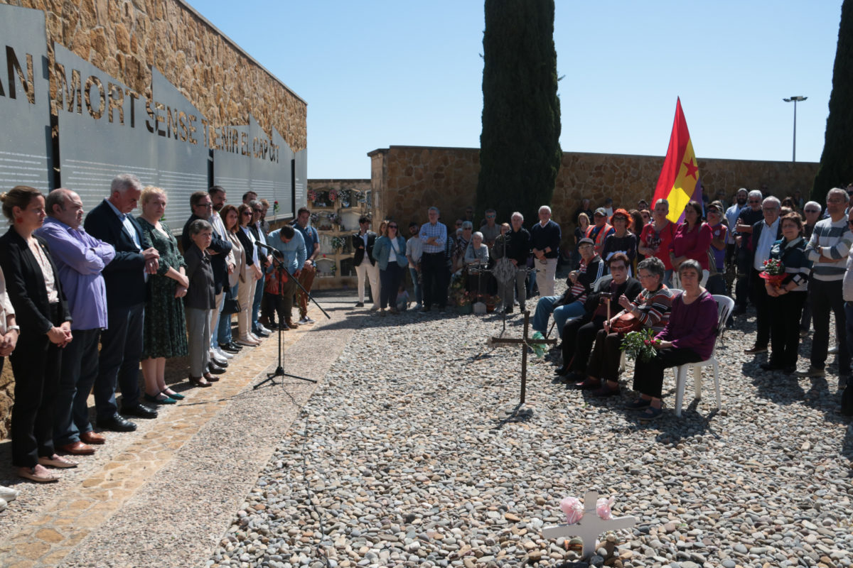 Familiars i autoritats han participat en l'homenatge a les víctimes de la repressió franquista a Tarragona Data de publicació: diumenge 14 d’abril del 2024, 14:40 Localització: Tarragona Autor: Ariadna Escoda