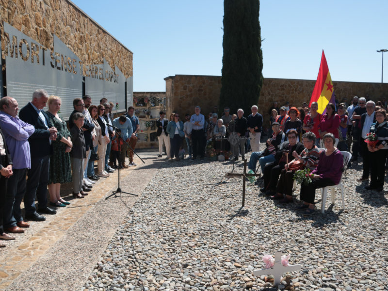 Familiars i autoritats han participat en l'homenatge a les víctimes de la repressió franquista a Tarragona Data de publicació: diumenge 14 d’abril del 2024, 14:40 Localització: Tarragona Autor: Ariadna Escoda