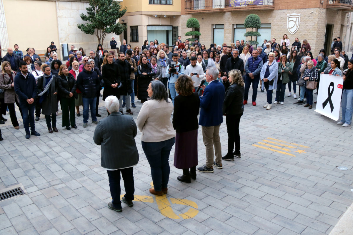 Al voltant d'un centenar de persones han participat en el minmut de silenci davant l'Ajuntament d'Amposta Data de publicació: dimarts 02 d’abril del 2024, 20:20 Localització: Amposta Autor: Jordi Marsal