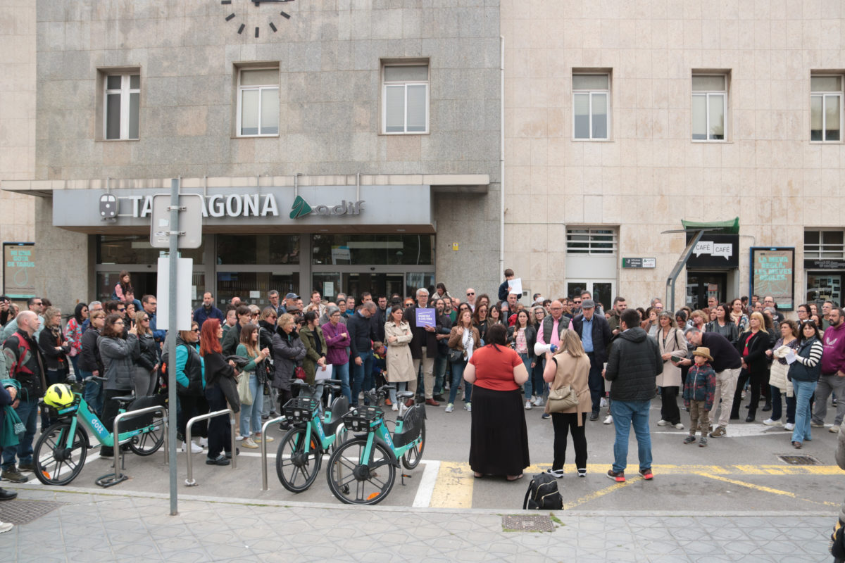 Més d'un centenar de persones es concentren davant l'estació de tren de Tarragona per reclamar un servei 'digne' Data de publicació: diumenge 07 d’abril del 2024, 14:23 Localització: Tarragona Autor: Ariadna Escoda