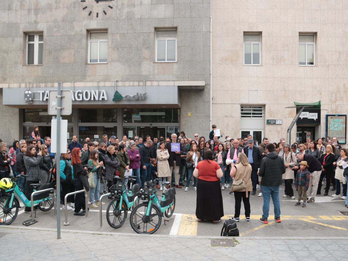 Més d'un centenar de persones es concentren davant l'estació de tren de Tarragona per reclamar un servei 'digne' Data de publicació: diumenge 07 d’abril del 2024, 14:23 Localització: Tarragona Autor: Ariadna Escoda