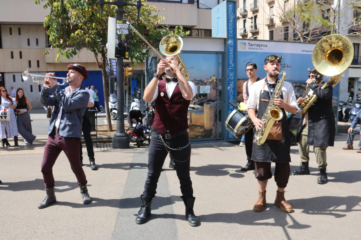 Diversos músics de la Steam Brass Band tocant en un dels espectacles de carrer de la 29a edició del Festival Dixieland de Tarragona Data de publicació: divendres 26 d’abril del 2024, 13:35 Localització: Tarragona Autor: EloI Tost