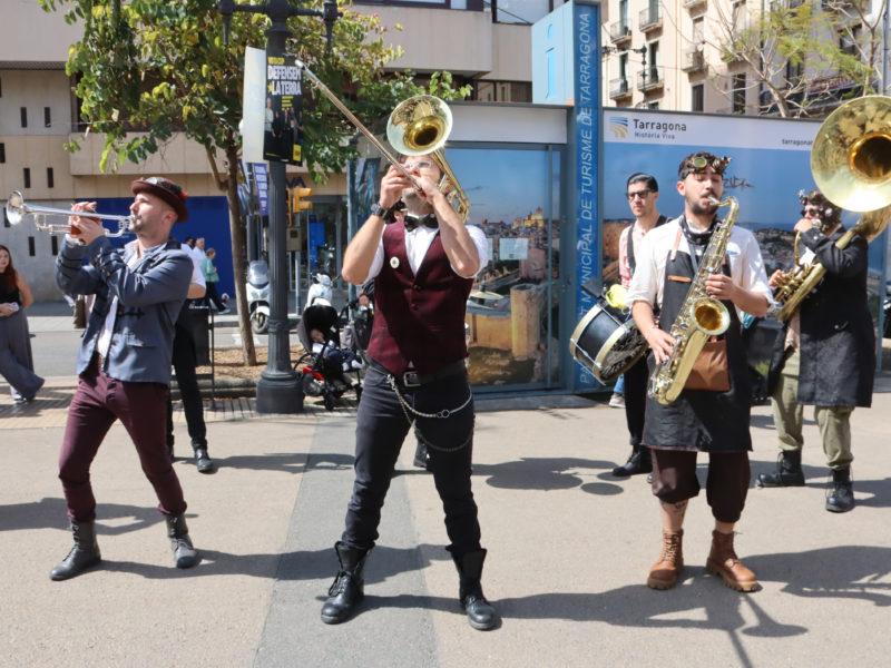 Diversos músics de la Steam Brass Band tocant en un dels espectacles de carrer de la 29a edició del Festival Dixieland de Tarragona Data de publicació: divendres 26 d’abril del 2024, 13:35 Localització: Tarragona Autor: EloI Tost