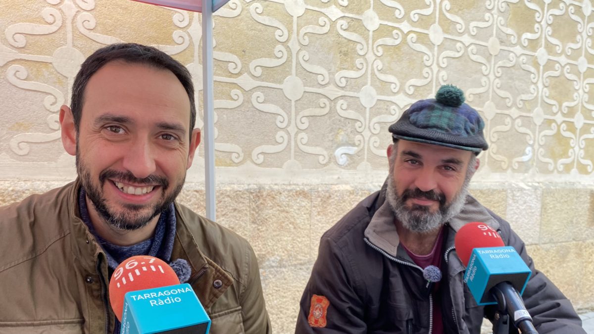 Francesc Seritjol (esquerra) president de l'Agrupació d'Associacions de Setmana Santa, en la seva intervenció al programa de Dijous Sant de Tarragona Ràdio, al costat del capità manaies del Gremi de Marejants, Enric Guim.