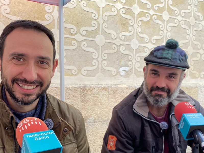 Francesc Seritjol (esquerra) president de l'Agrupació d'Associacions de Setmana Santa, en la seva intervenció al programa de Dijous Sant de Tarragona Ràdio, al costat del capità manaies del Gremi de Marejants, Enric Guim.