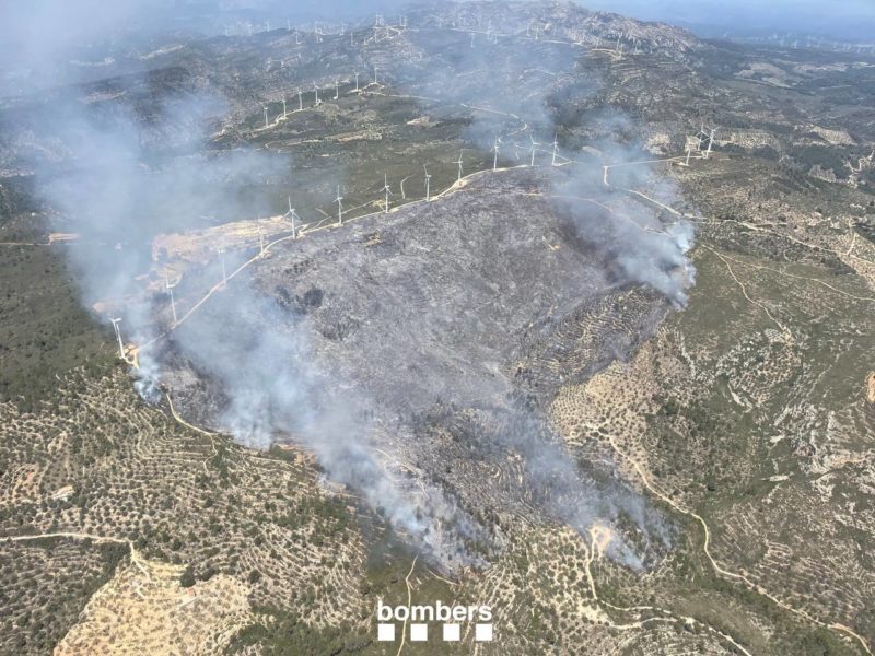 Imatge de l'evolució de l'incendi del coll de l'Alba de Tortosa aquest dimarts a la tarda, amb el vent de marinada empenyent les flames i el fum Data de publicació: dimarts 28 de maig del 2024, 15:57 Localització: Tortosa Autor: Cedida a l'ACN pels Bombers