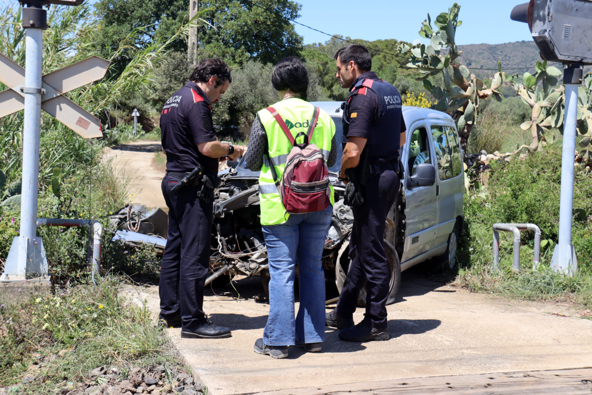 Agents dels Mossos d'Esquadra i personal d'Adif al lloc de l'accident Data de publicació: dimarts 14 de maig del 2024, 14:11 Localització: Reus Autor: Neus Bertola