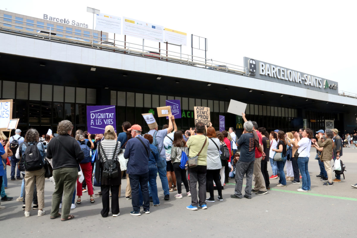 Concentració a les portes de l'Estació de Sants de Barcelona per exigir un servei ferroviari digne Data de publicació: dissabte 25 de maig del 2024, 13:47 Localització: Barcelona Autor: María Belmez